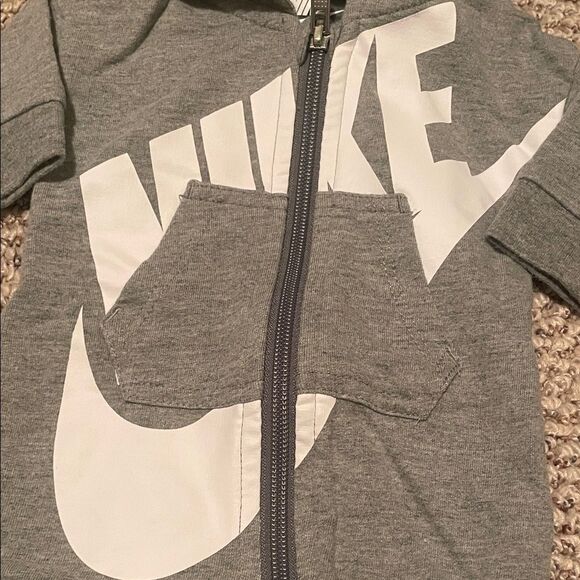 Nike Newborn Gray Hooded Footie - Picture 3 of 4